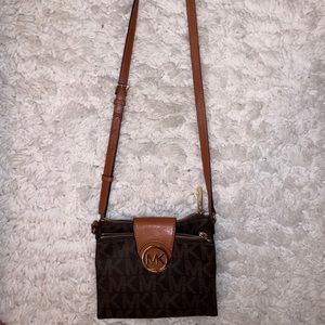 Michael Kors Small Purse. Brown. Zipper.